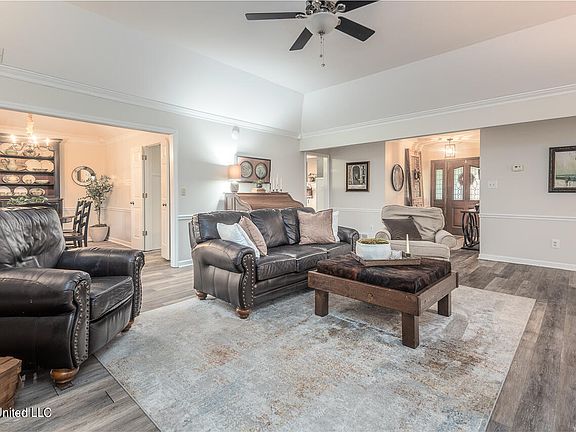 4th image of 3374 Oak Leaf Dr