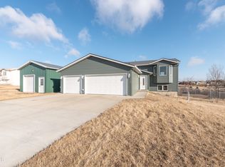 116 Sunflower Dr, Bismarck, ND 58503