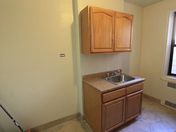 4th image of 43-25 43rd St APT 3H