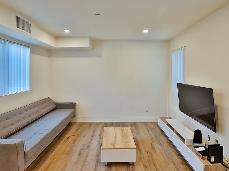 1164 W 37th Pl — Photo 12