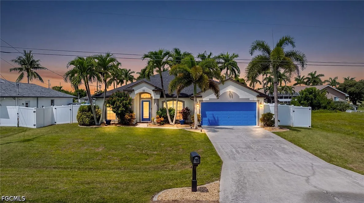 4 bed, 2.0 bath, 2098 sqft, $3,200 — Photo 2