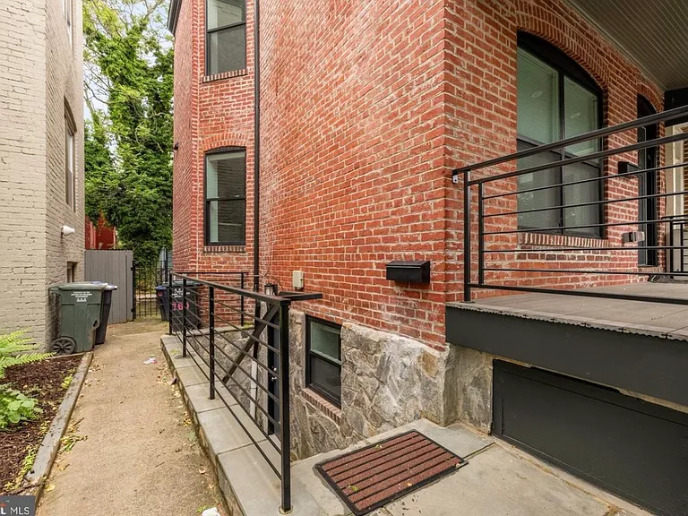 760 Gresham Pl NW — Photo 3