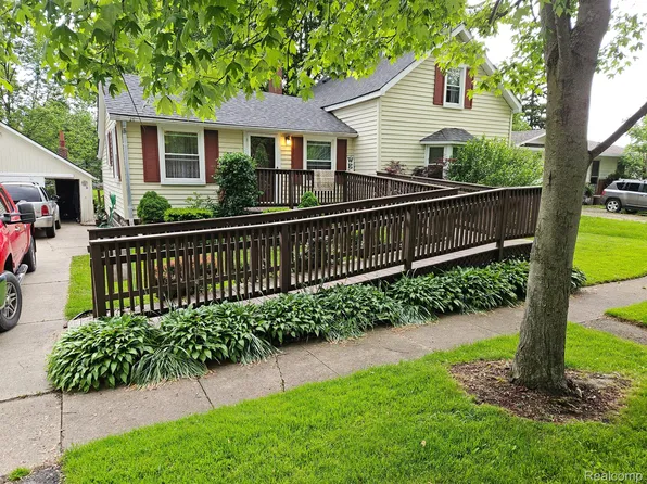 108 N Hunter St, Capac, MI 48014