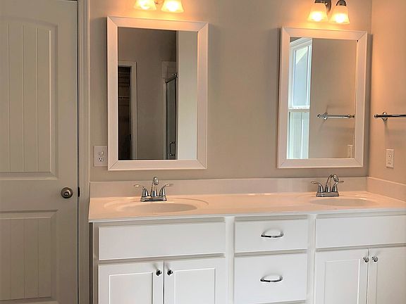 3rd image of 3056 Stanhope Dr
