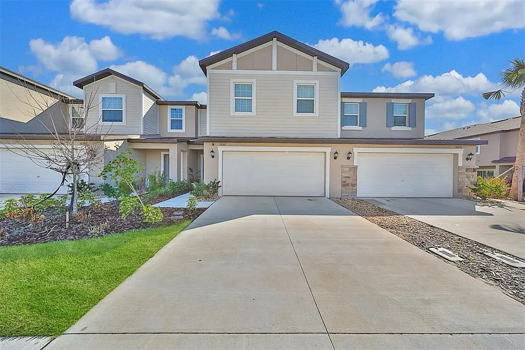 3 bed, 2319 sqft, $2,495 — Photo 2