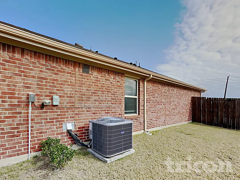 916 Roland Dr — Photo 13
