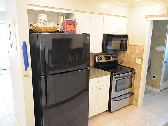 4th image of 2225 Loch Lomond Dr