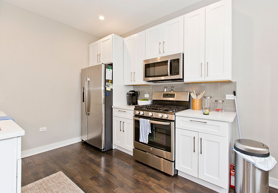 1st image of 1061 W Cornelia Ave APT 2R