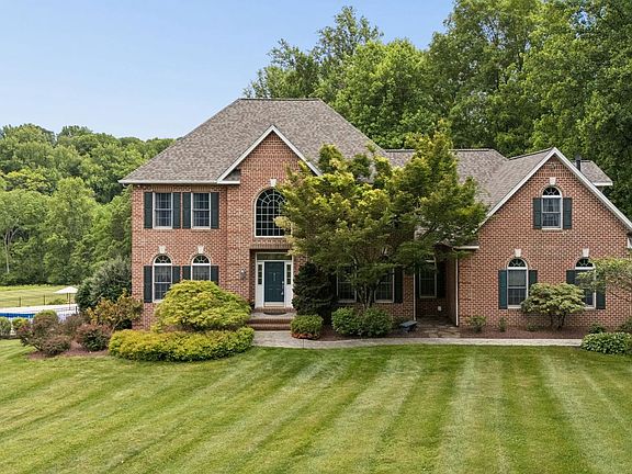 3rd image of 813 Saint Ann Dr