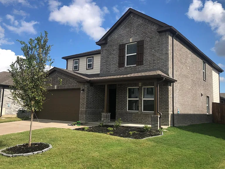 749 Windsor Dr — Photo 3
