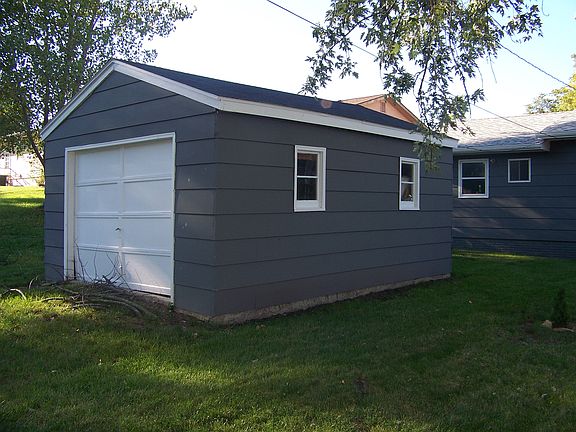 Detached garage in back