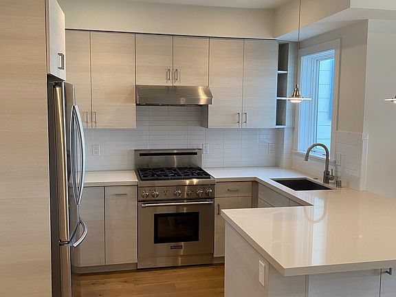4th image of 938 Rhode Island St #1
