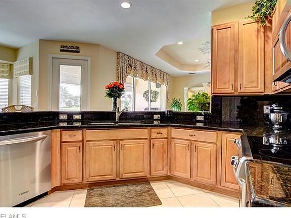Granite Kitchen w/ granite backsplash, stainless appliances