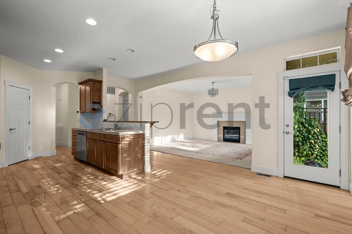 4 bed, 2.5 bath, 2169 sqft, $3,750 — Photo 3