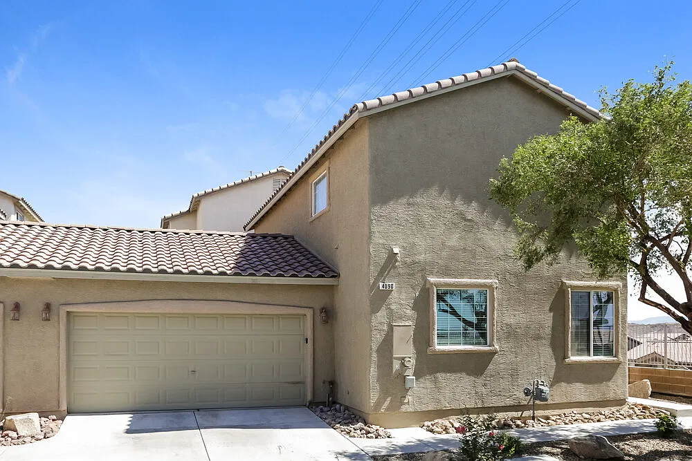 3 bed, 2.5 bath, 1453 sqft, $3,000 — Photo 1