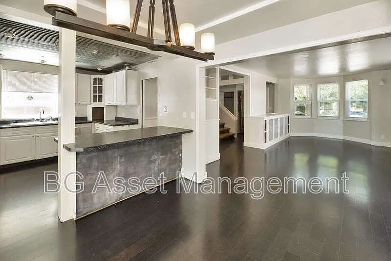 4 bed, 2.0 bath, 1977 sqft, $3,800 — Photo 4