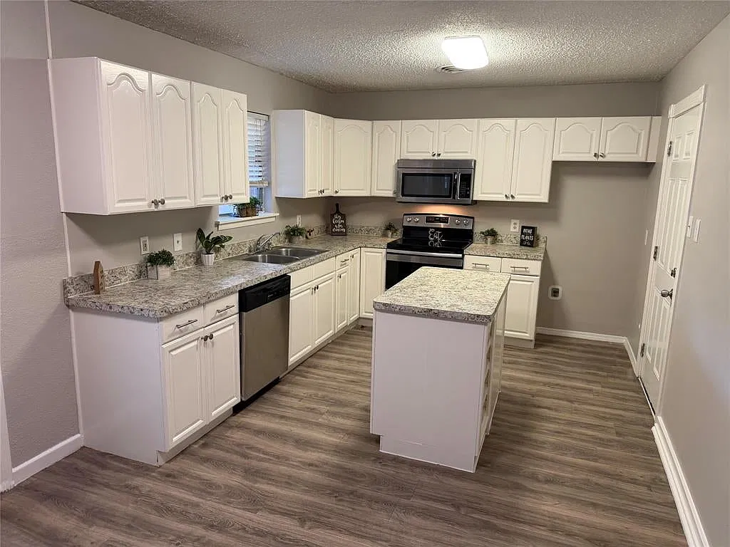 4 bed, 1453 sqft, $2,200 — Photo 3