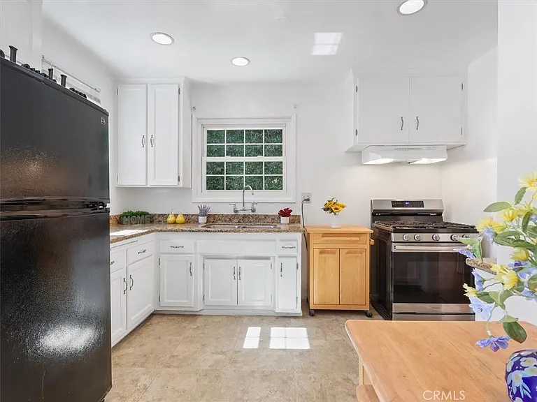 15460 Sylvan St — Photo 16