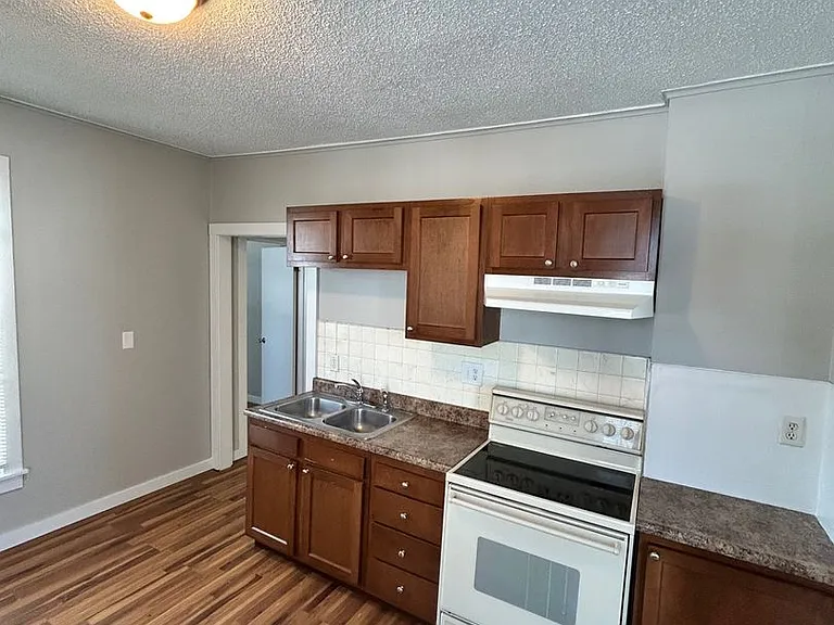 90 E Mark St — Photo 1
