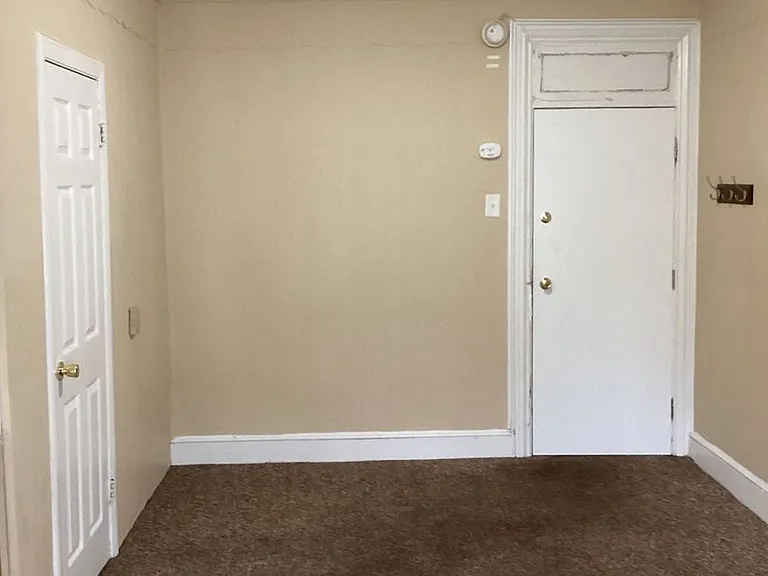 242 E King St — Photo 5
