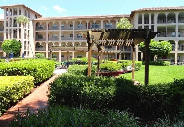 6100 Gulfport Blvd S #102 — Photo 2