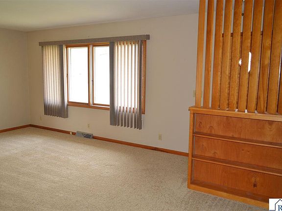5th image of 532 E Blue Earth St