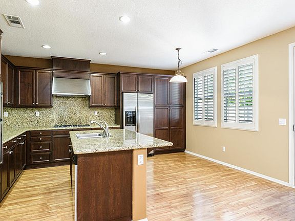 3rd image of 654 Clearwater Creek Dr