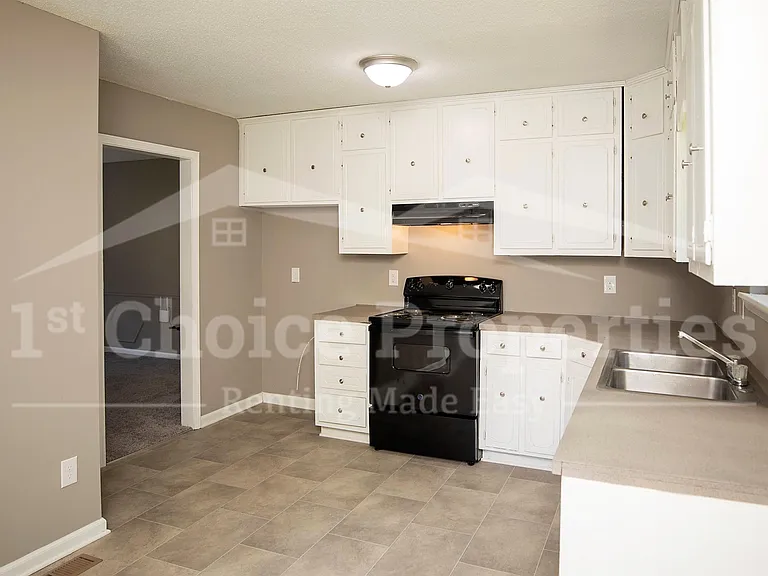 3142 Sleepy Hollow Dr — Photo 9