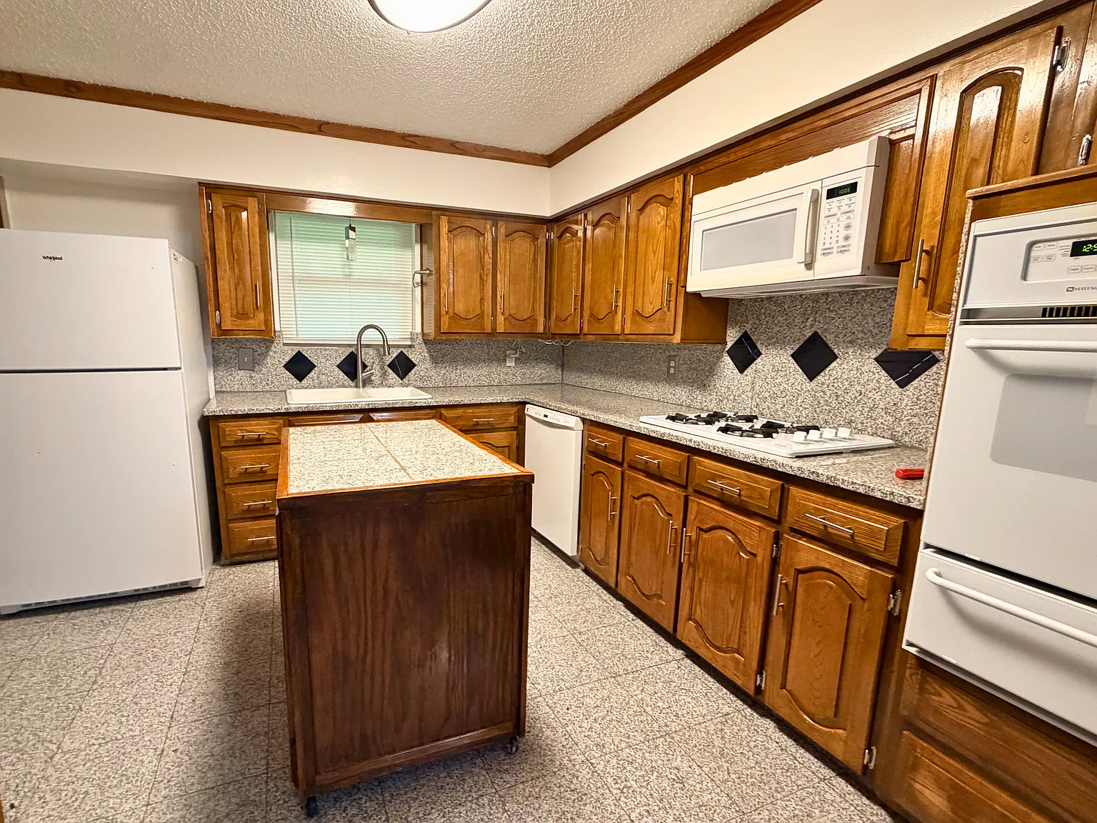 4 bed, 1700 sqft, $2,100 — Photo 3