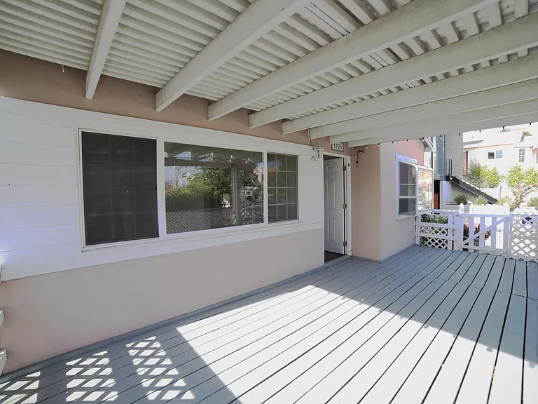 1025 Avenue A — Photo 1
