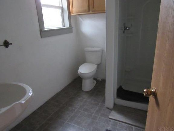 4th image of 402 S Linden St