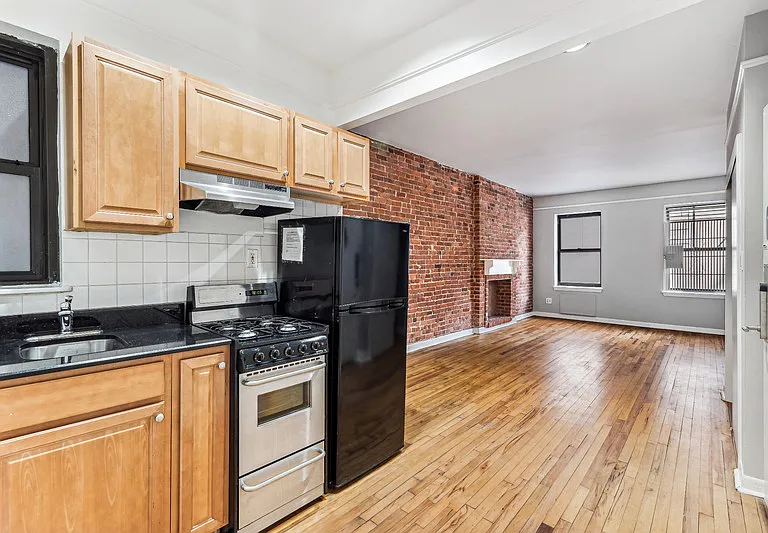 322 E 61st St #D — Photo 2