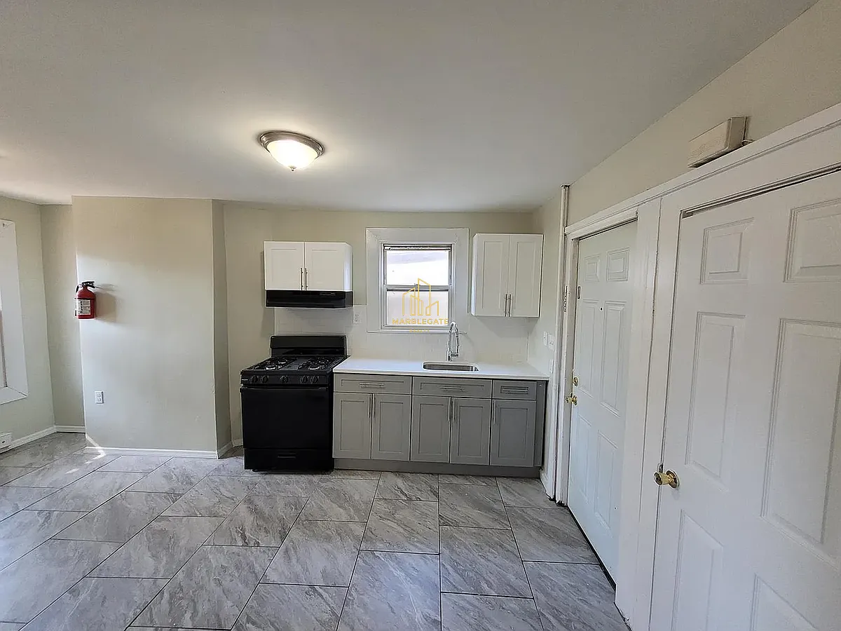 Building Photo - 556 E 18th St #11