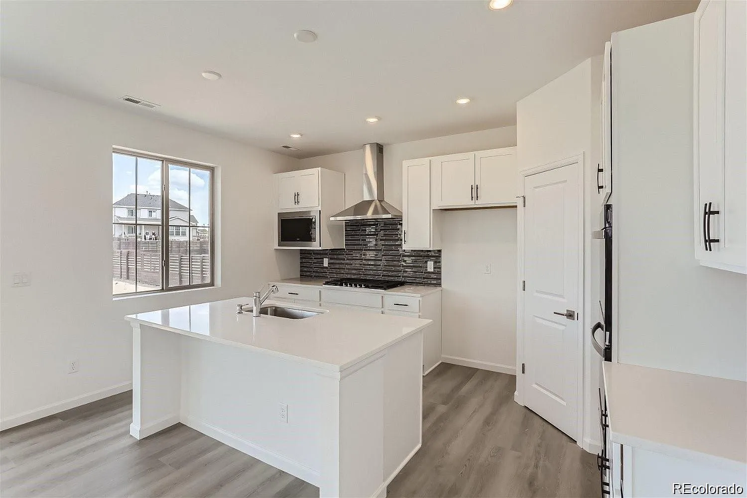 4 bed, 2.5 bath, 2476 sqft, $3,200 — Photo 3