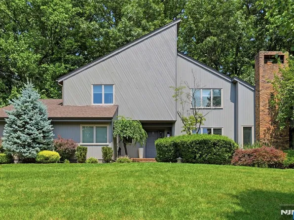 8 Bayard Ln, Mahwah, NJ 07430