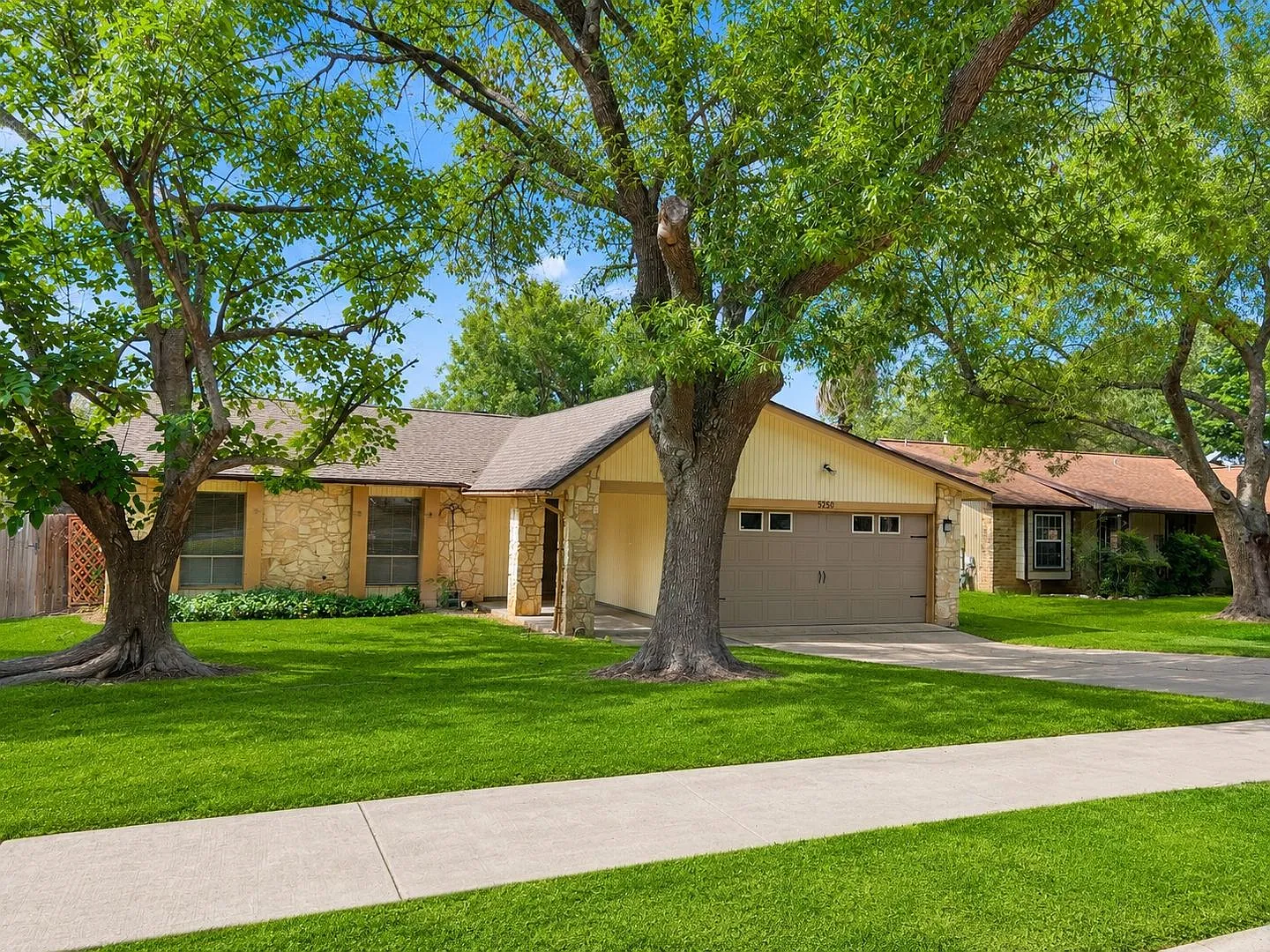 Charming 3/2 in NEISD with Stone Fireplace, Mature Trees & Spacious Backyard! Conveniently locate... — Photo 2