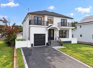759 Pecan St, Lindenhurst, NY 11757