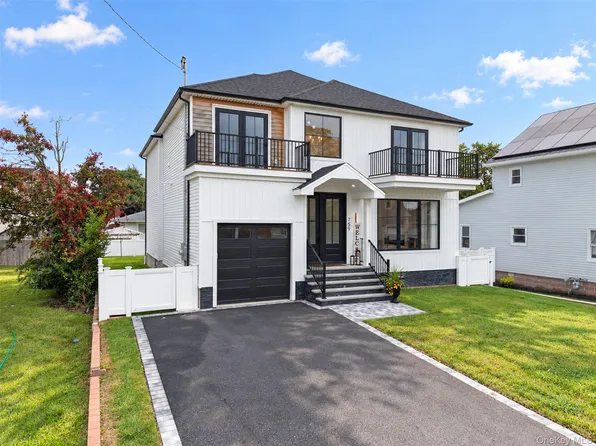 759 Pecan Street, Lindenhurst, NY 11757