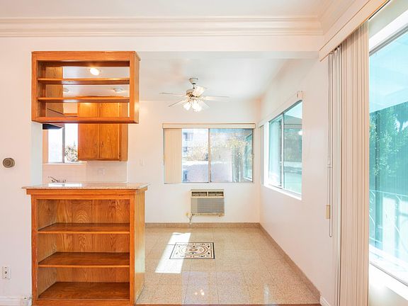 5th image of 15529 Moorpark St APT 2
