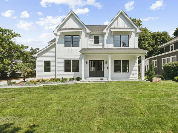 121 W Harrison Ave, Wheaton, IL 60187