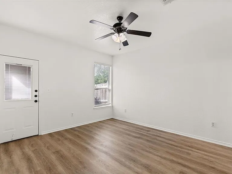 586 Creekside Cir — Photo 5
