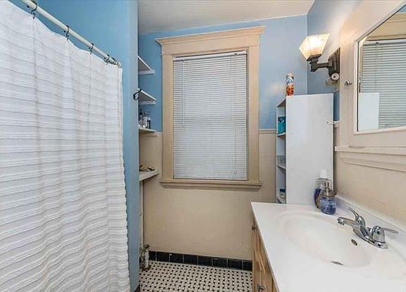 3rd image of 517 N 17th Ave E