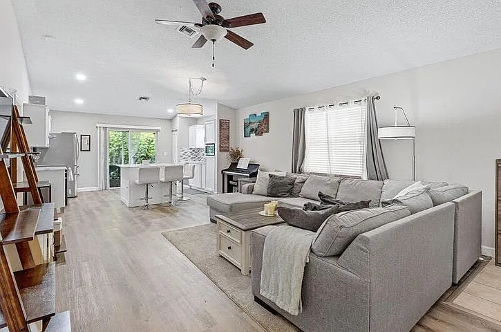 3 bed, 1325 sqft, $3,200 — Photo 3