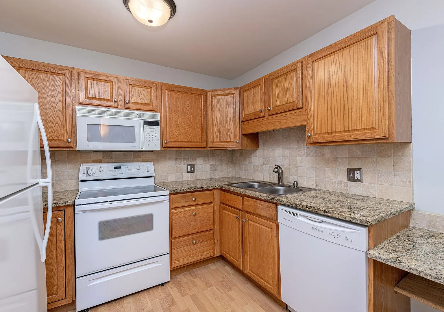 Just Listed: 2bdr/2bth Condo In Heather Gardens $2095 Available Oct. 1st — Photo 2