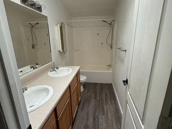 4th image of 661 Meadowlark Ln