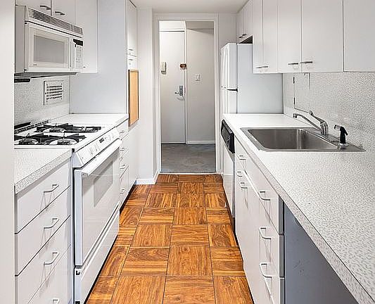 4th image of 315 W 70th St APT 16D