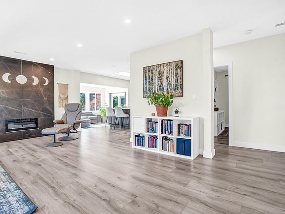 4th image of 300 Balmoral Rd W