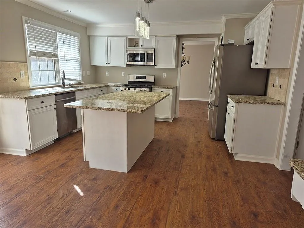 6 bed, 3.5 bath, 2532 sqft, $3,290 — Photo 3
