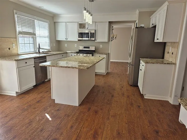450 Stedford Ln — Photo 3