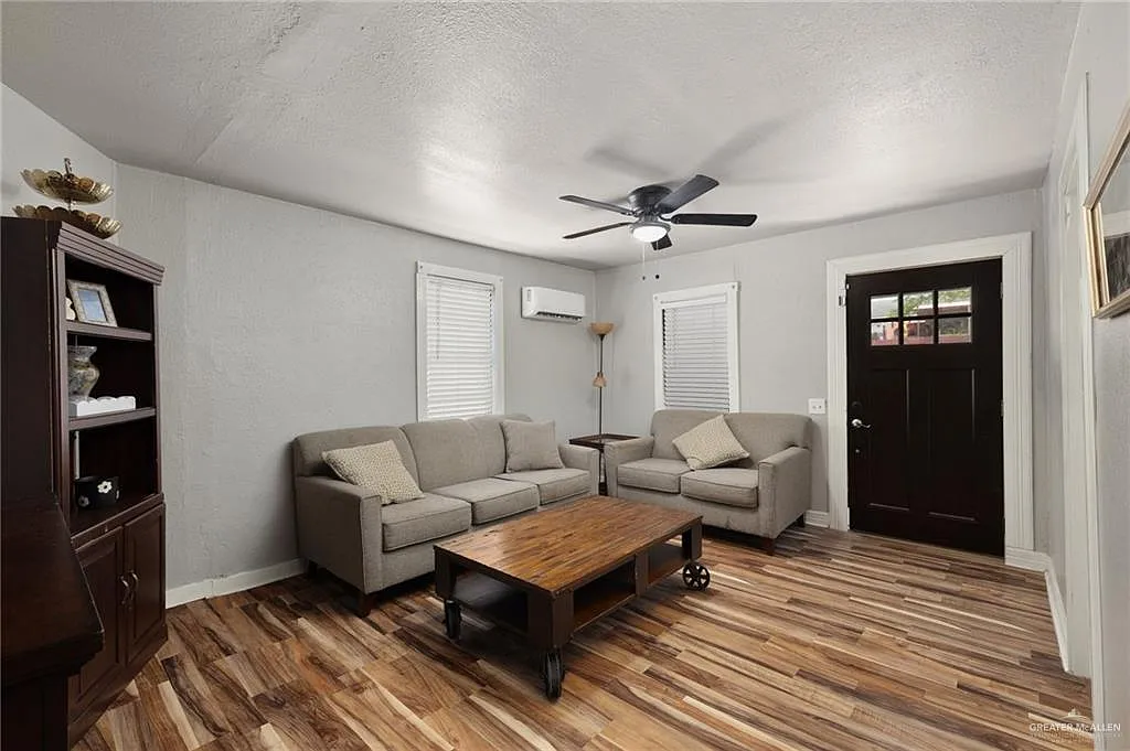 2 bed, 1.0 bath, 888 sqft, $1,600 — Photo 2